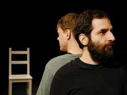 Helios-Theater: "Zwischen den Stühlen"
