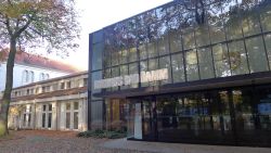 Vor und hinter dem Vorhang