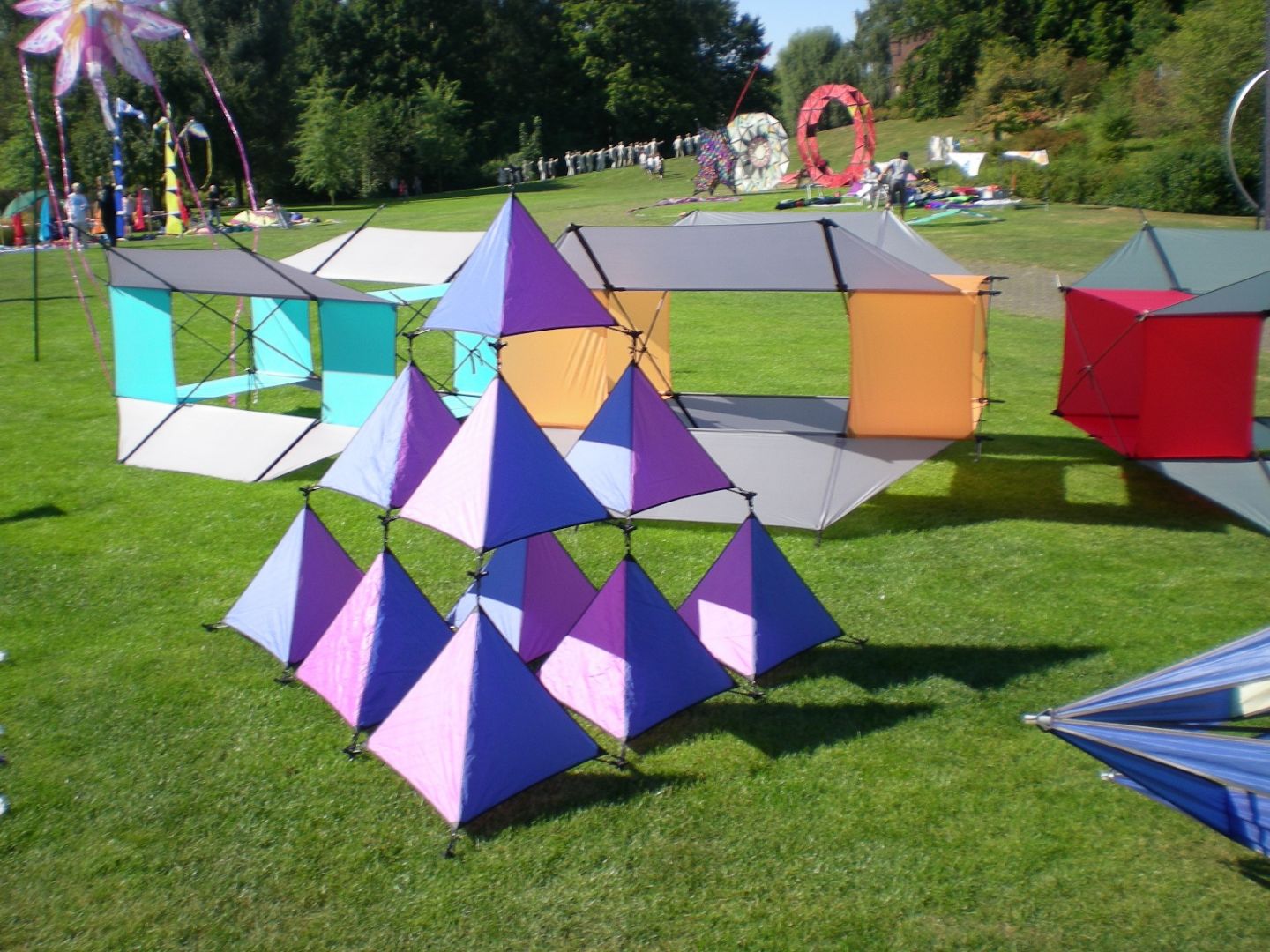 Bunte Drachenwelt am Himmel