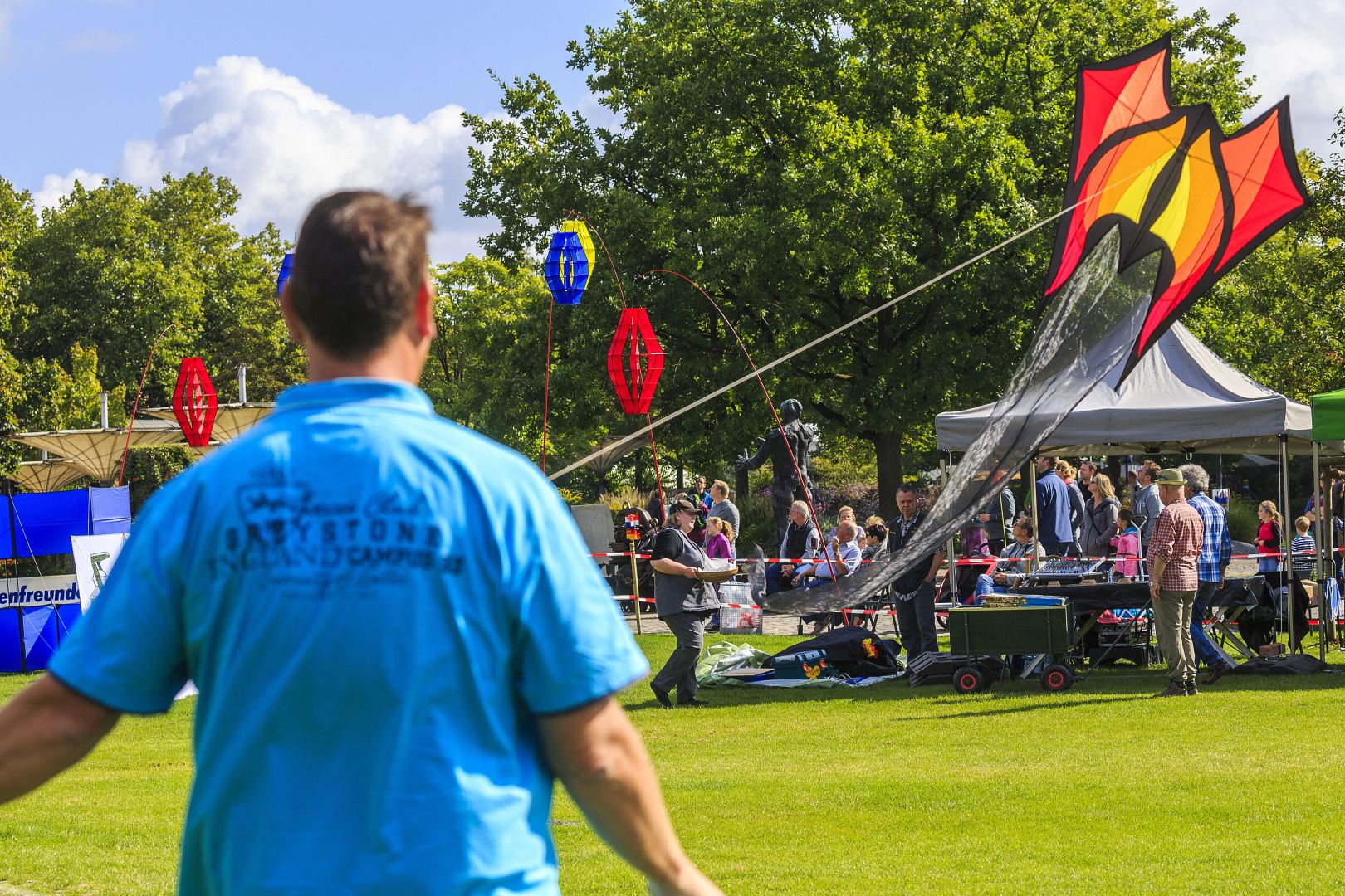 Bunte Drachenwelt am Himmel
