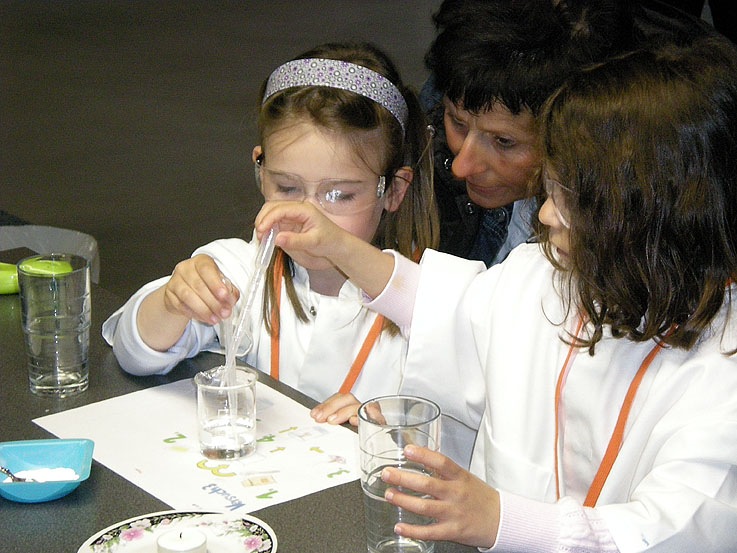 Experimente für Familien im Mitmachlabor „maxilab“